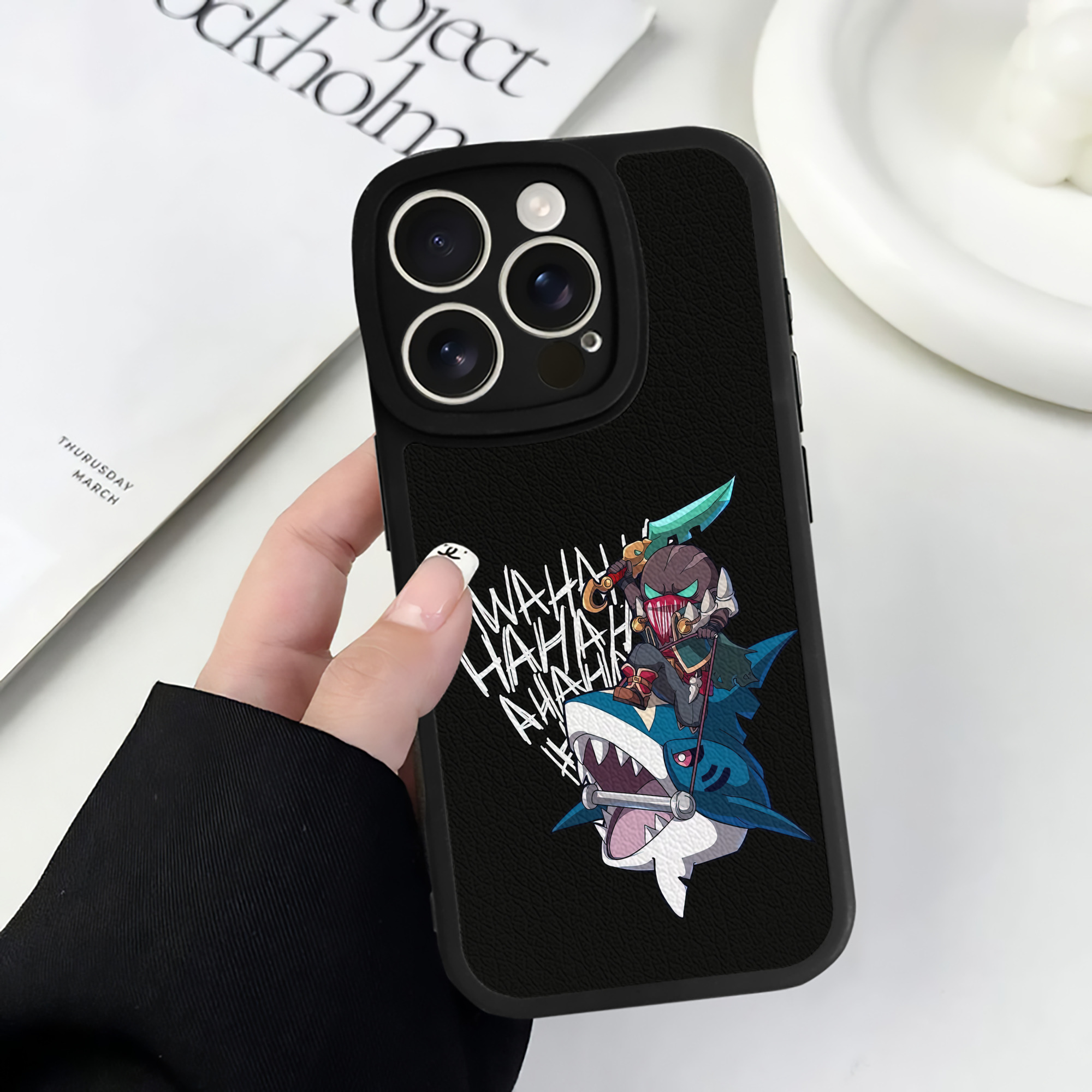 （画像用） リーグ・オブ・レジェンド League of Legends LOL 【iPhone 16シリーズ対応】シリコンスマホケース（レザー調） 材質：シリコン